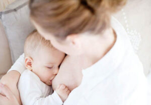 Cách đánh thức trẻ sơ sinh dậy bú đúng cữ cho mẹ